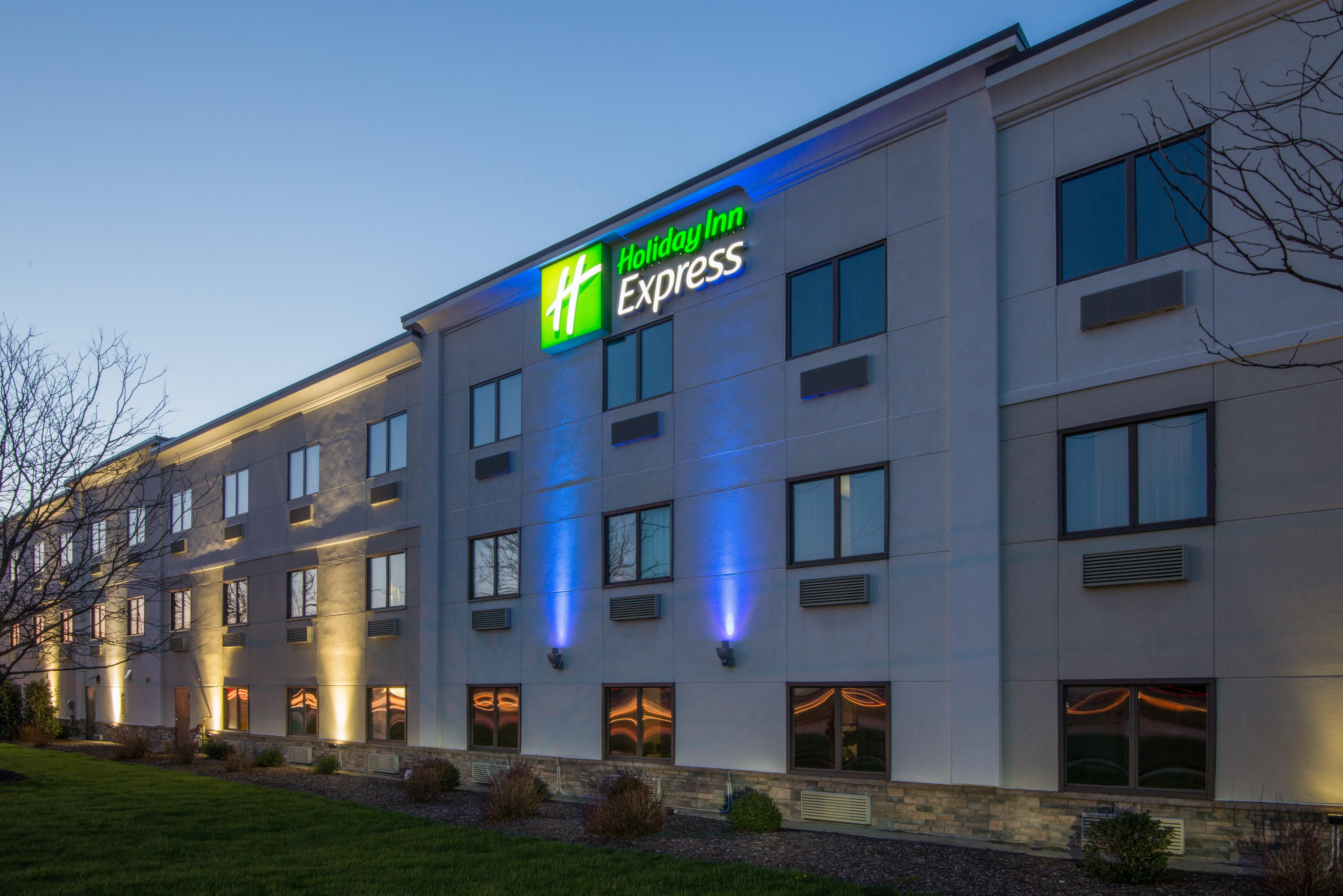 Holiday Inn Express Cleveland Airport - Brook Park By Ihg Exterior photo