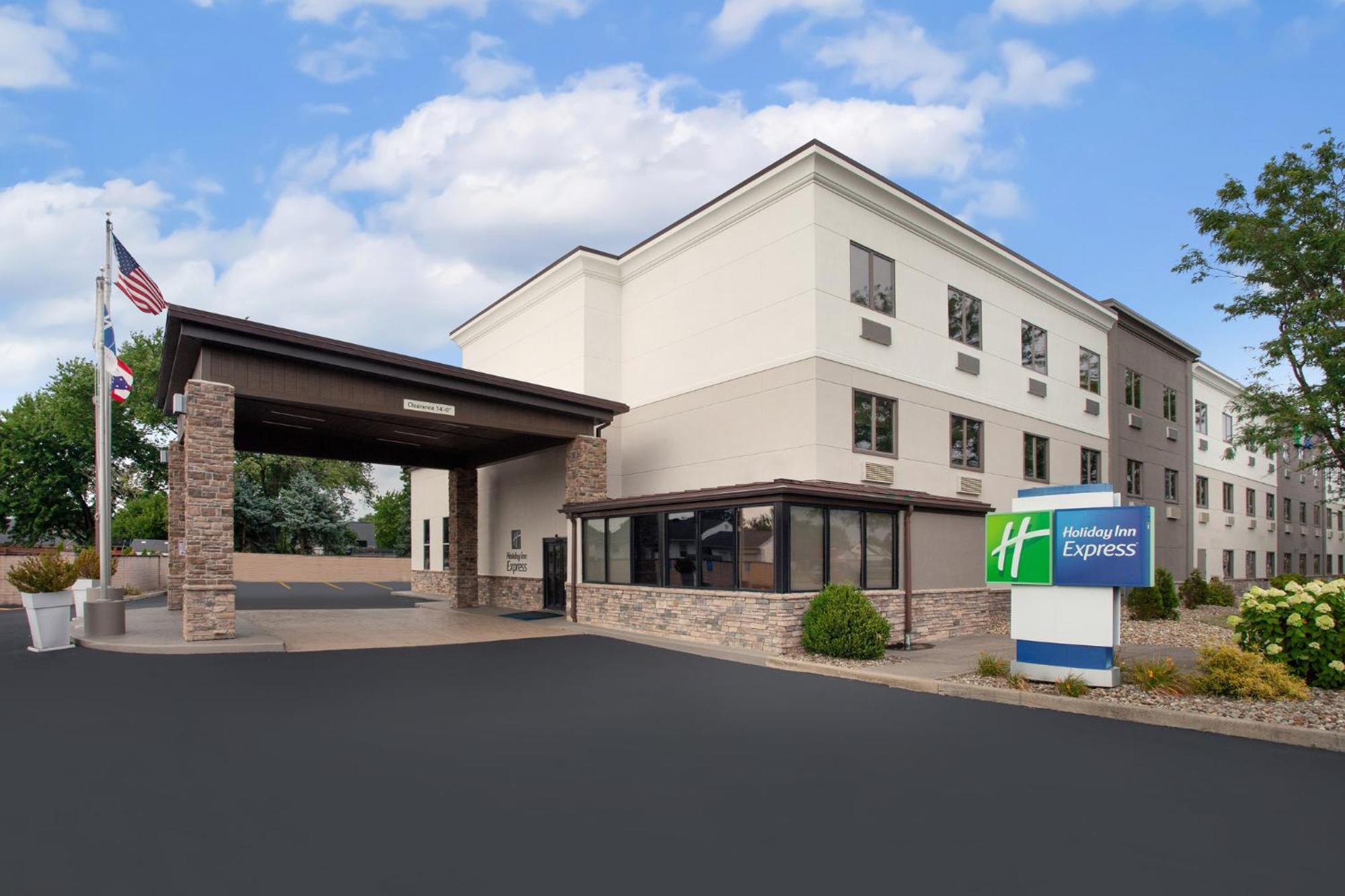 Holiday Inn Express Cleveland Airport - Brook Park By Ihg Exterior photo
