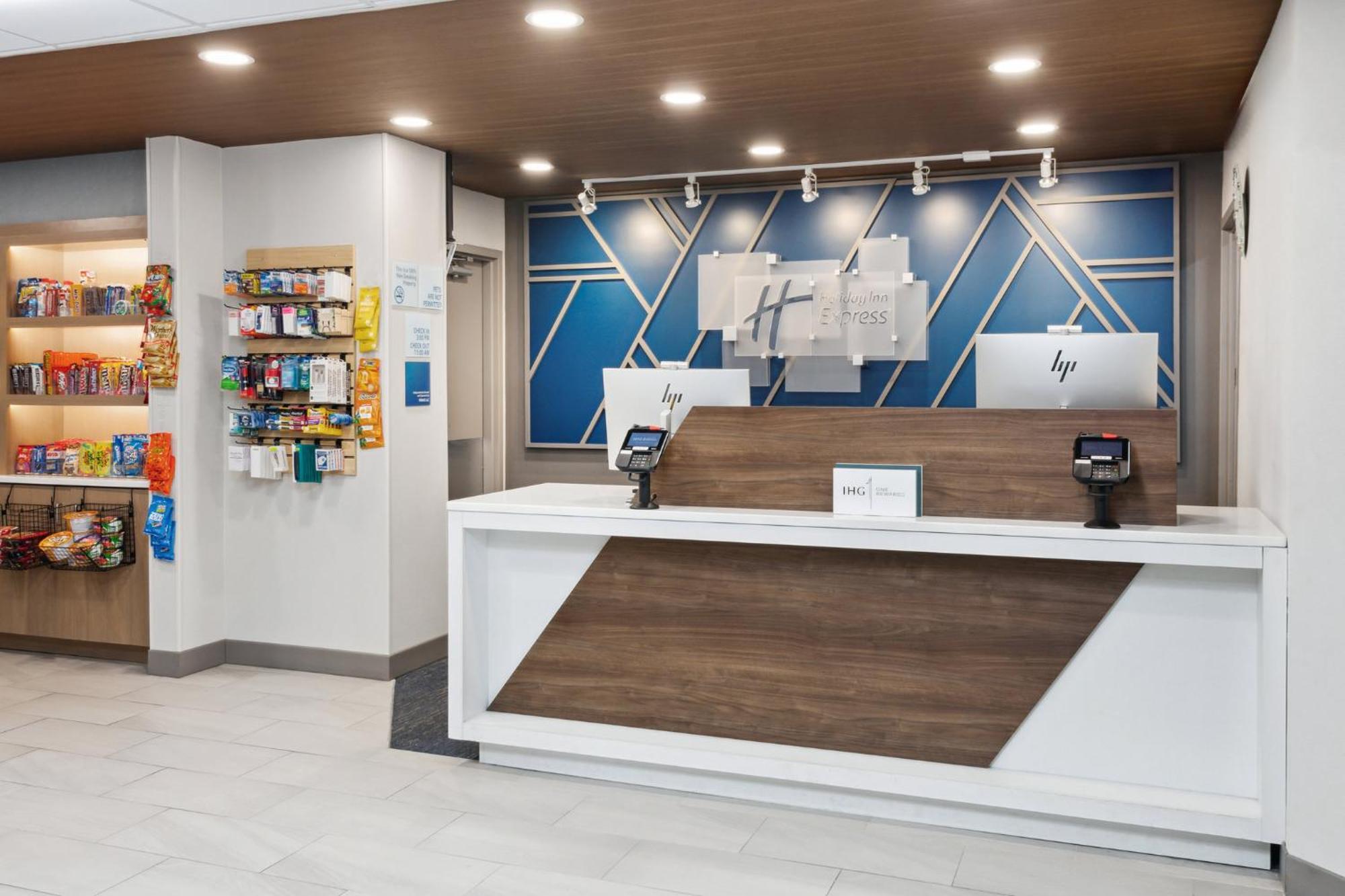 Holiday Inn Express Cleveland Airport - Brook Park By Ihg Exterior photo
