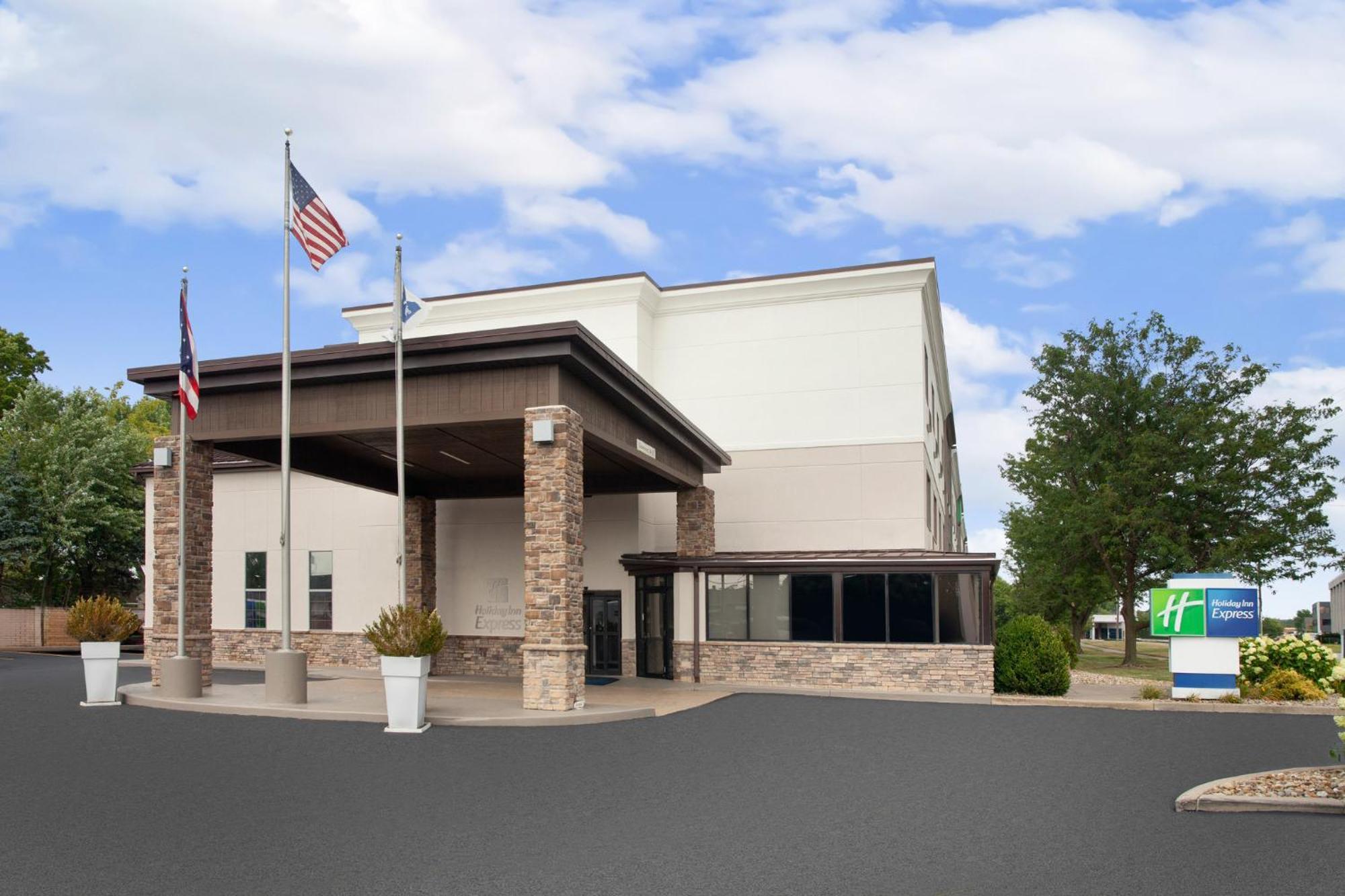 Holiday Inn Express Cleveland Airport - Brook Park By Ihg Exterior photo