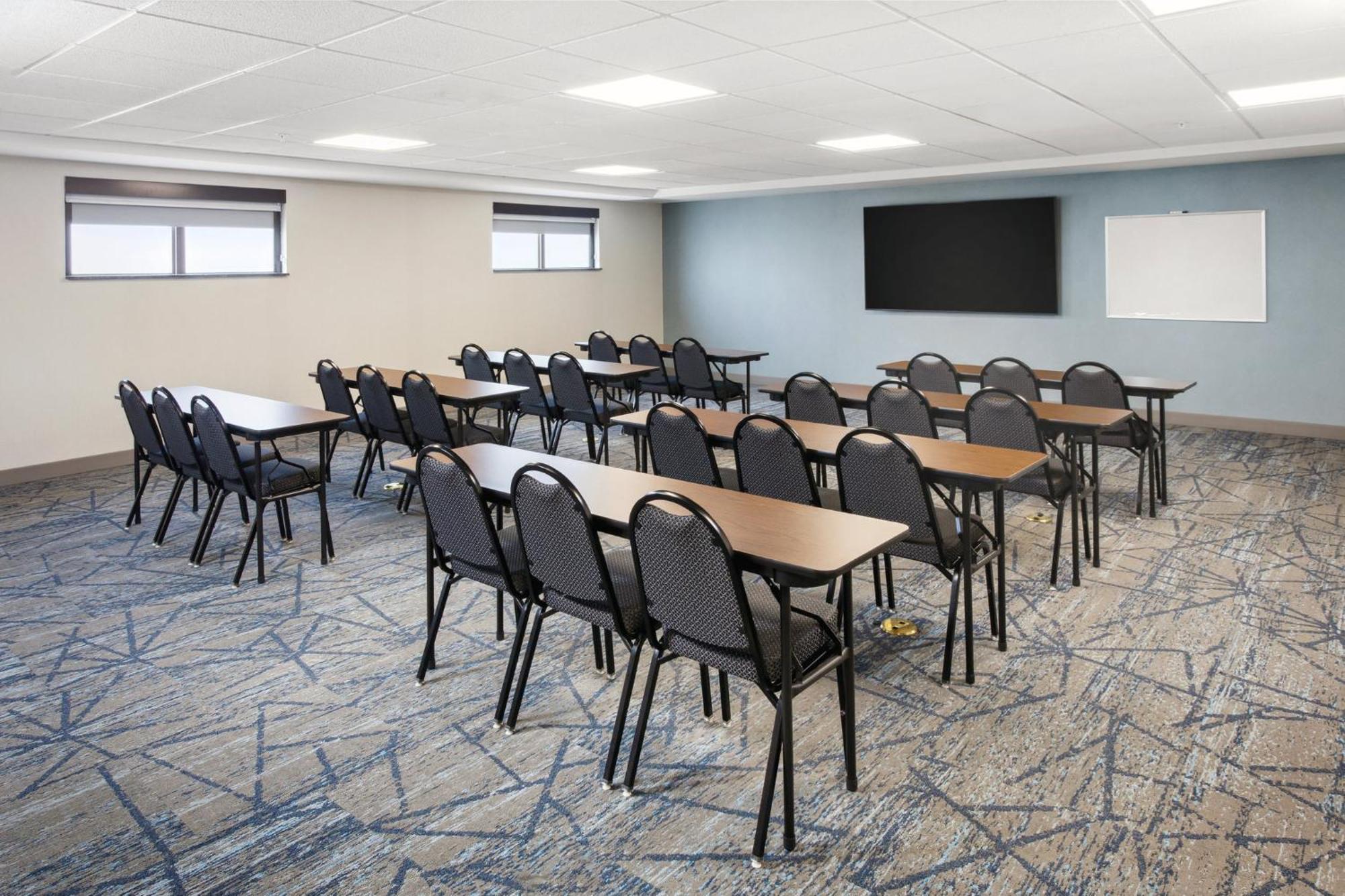 Holiday Inn Express Cleveland Airport - Brook Park By Ihg Exterior photo