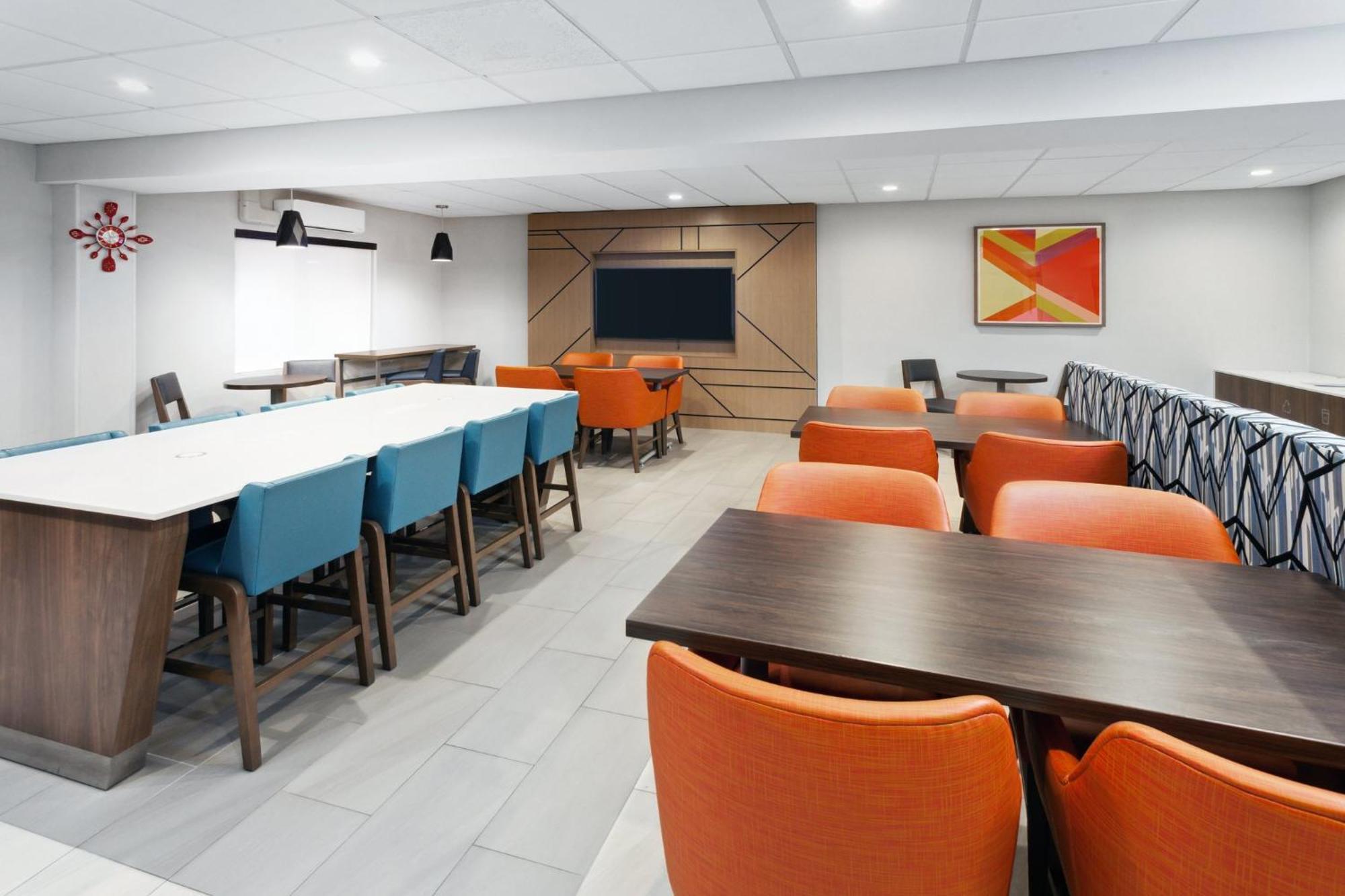 Holiday Inn Express Cleveland Airport - Brook Park By Ihg Exterior photo