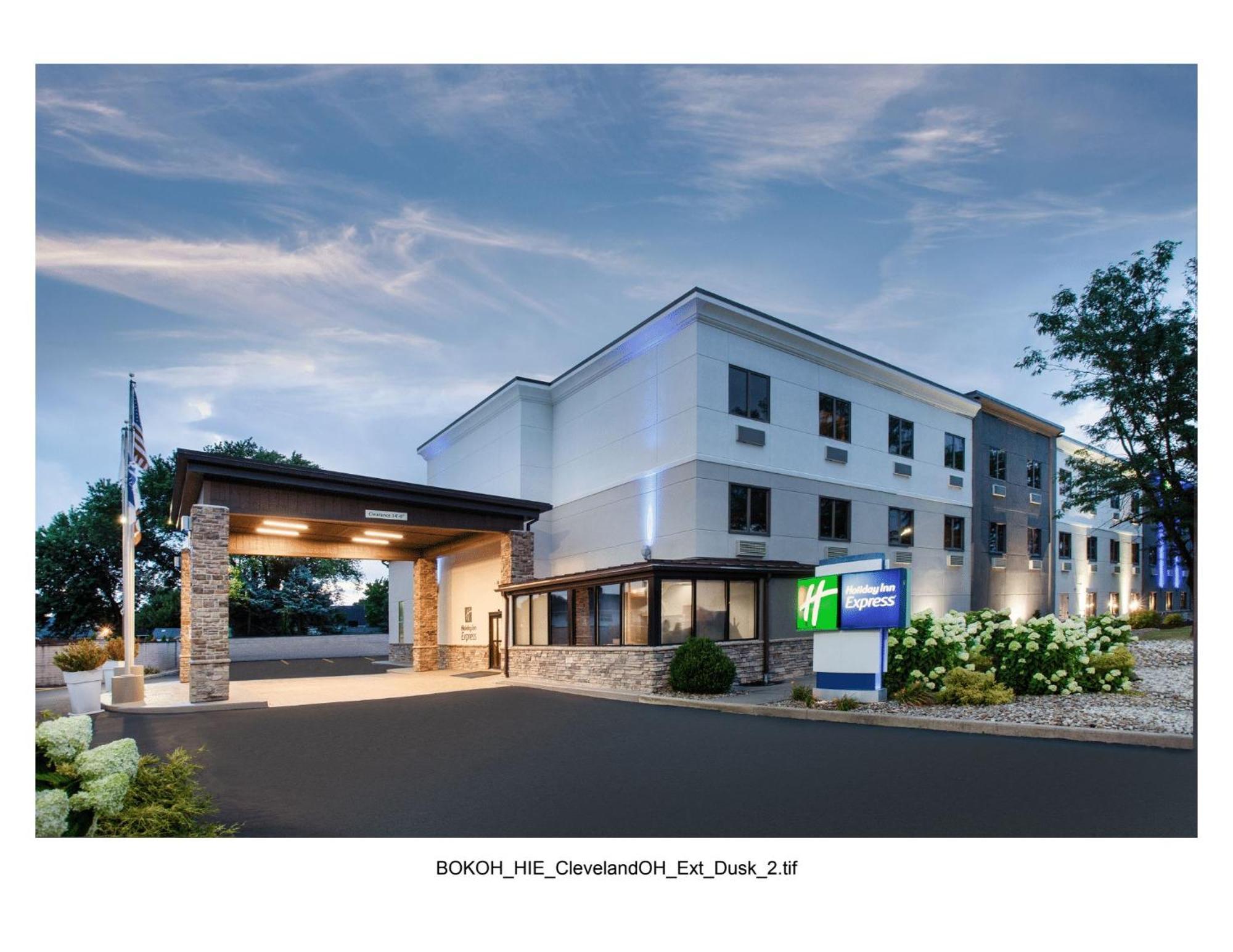 Holiday Inn Express Cleveland Airport - Brook Park By Ihg Exterior photo