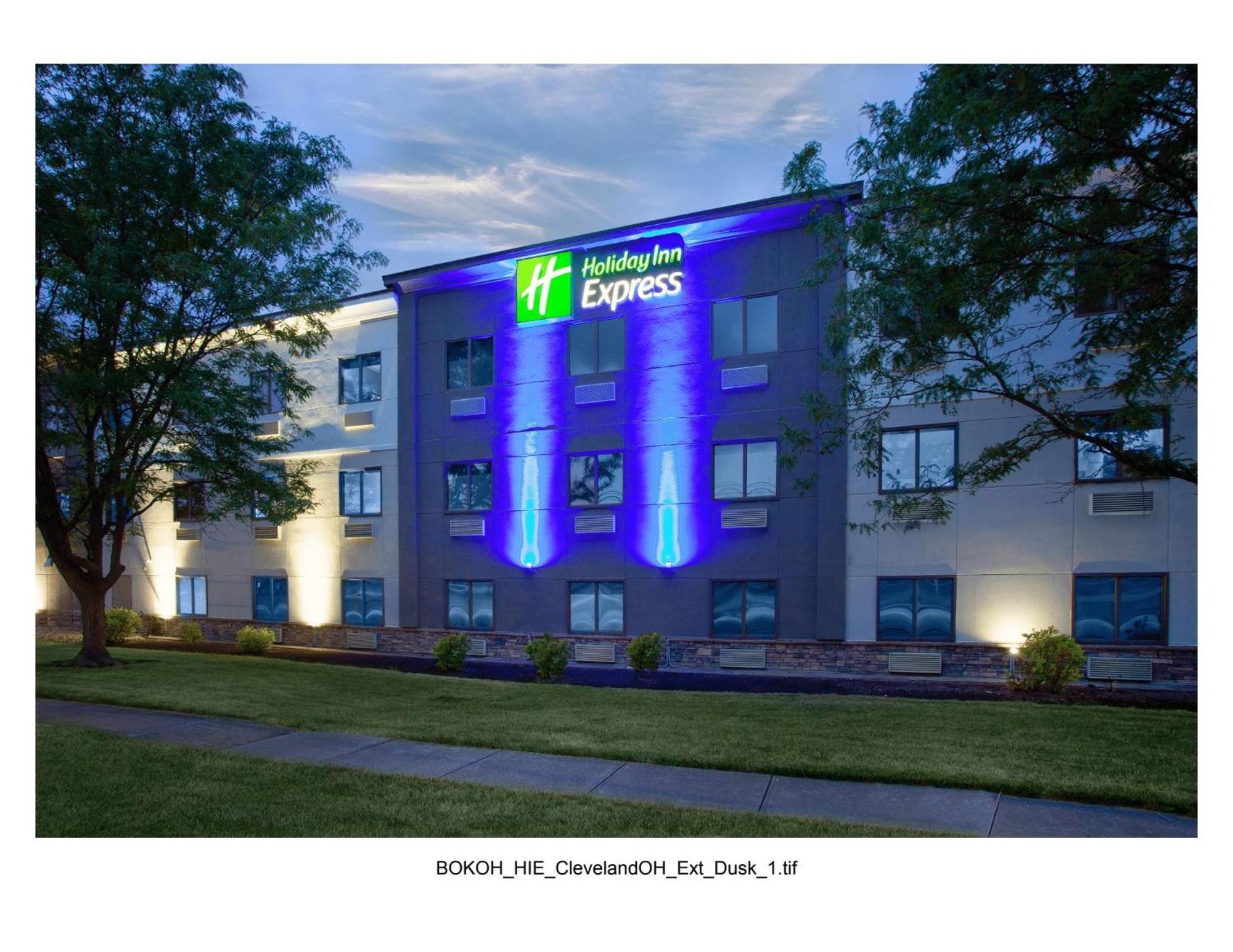 Holiday Inn Express Cleveland Airport - Brook Park By Ihg Exterior photo