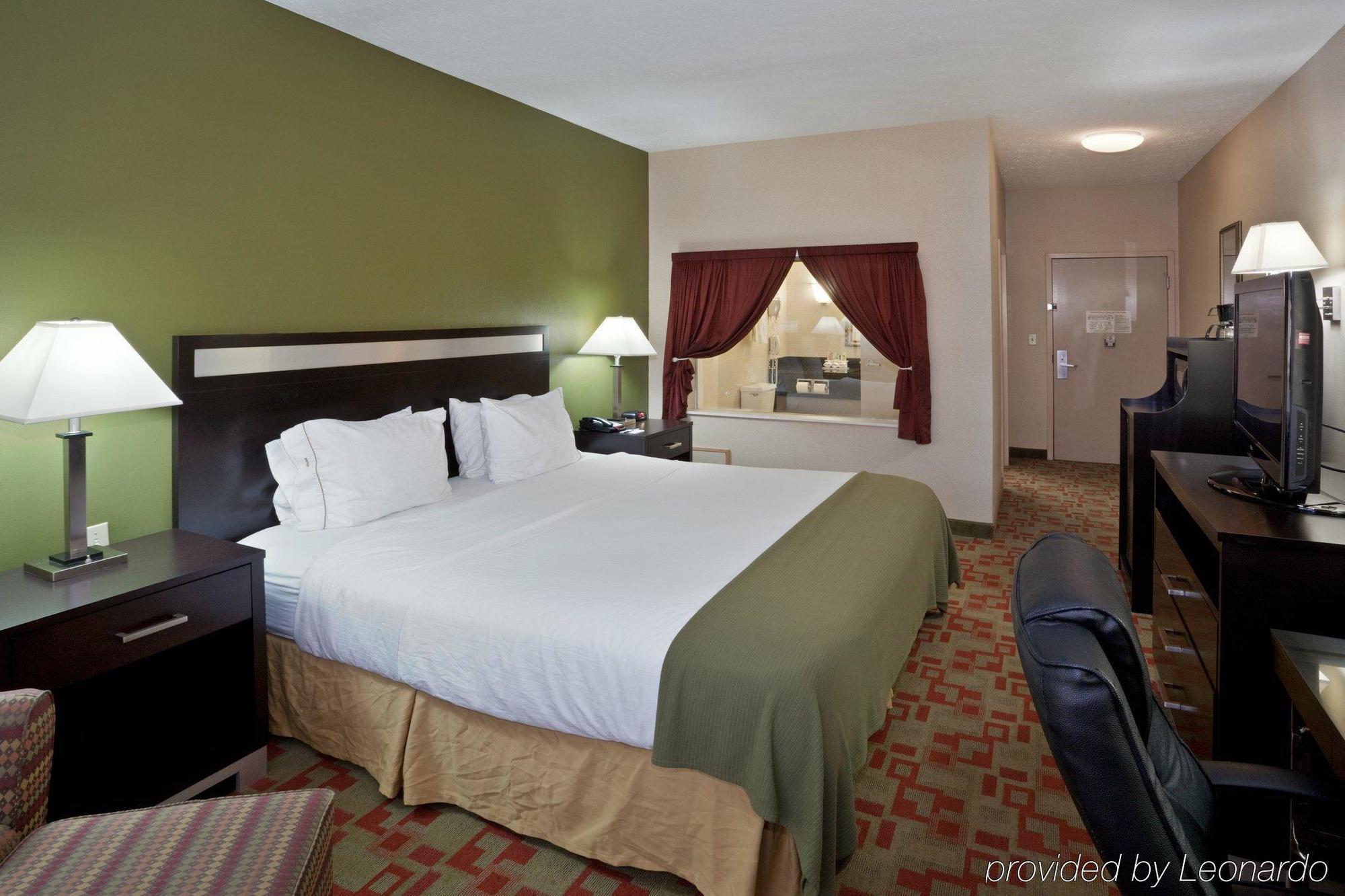 Holiday Inn Express Cleveland Airport - Brook Park By Ihg Room photo